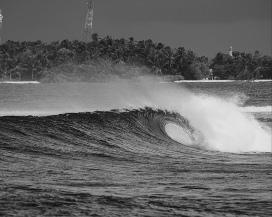 A Caccia di Onde Sperdute alle Maldive: Il Racconto di un Surf Trip Epico